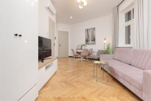 华沙Praga Duplex Apartment Premium Warsaw by Renters的客厅配有沙发和桌子