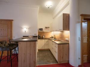 蒂罗尔-基希贝格Ferienhaus Willms am Gaisberg的厨房配有白色橱柜和台面