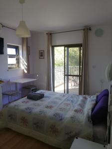 阿拉德Desert Sunrise Arad的一间卧室配有一张床、一张桌子和一个窗户。