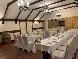 TarvesThe Aberdeen Arms Hotel的宴会厅配有白色的桌子和白色的椅子