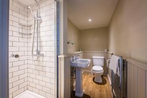 托波因特Edgcumbe Arms的浴室配有卫生间、盥洗盆和淋浴。
