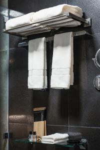 马尼拉ASN Boutique Residence的浴室设有挂在架子上的白色毛巾