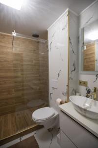 特尔古奥克纳Apartament Gold的浴室配有卫生间、淋浴和盥洗盆。