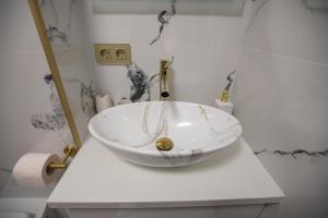 特尔古奥克纳Apartament Gold的一个带碗水槽的柜台浴室