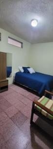 克萨尔特南戈Casa para viajes de descanso o de negocios的一间位于客房内的蓝色床卧室