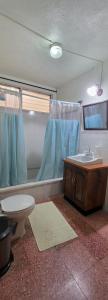 克萨尔特南戈Casa para viajes de descanso o de negocios的一间带卫生间和水槽的浴室