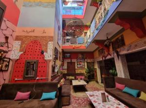马拉喀什马拉喀什鲁热旅馆的一个带沙发和桌子的餐厅的大堂