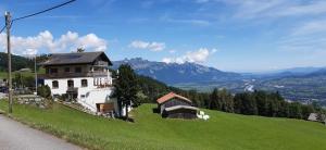 塞沃伦Aparthotel-Almgasthaus Gemsli - A bisal Österreich überm Schweizer Rheintal的山顶上一座带山脉的别墅