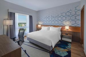 泰布克塔布克假日酒店的酒店客房设有床和窗户。