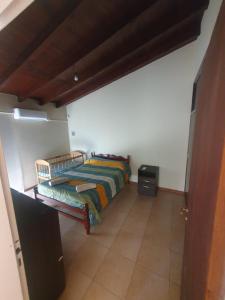 圣萨尔瓦多德朱Alq Toba- Hermoso Duplex en Bajo la Viña的卧室配有一张床