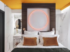 巴黎赛文酒店的卧室配有大镜子,位于床上方