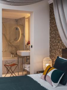 巴黎赛文酒店的一间卧室配有一张床,浴室设有水槽