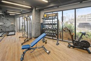 华盛顿Global Luxury Suites at Tribeca的健身房设有数台跑步机和健身器材