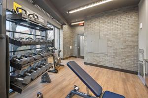 华盛顿Global Luxury Suites at Tribeca的一间设有砖墙的健身房