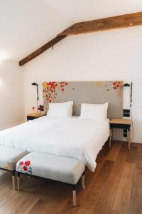 LoupoigneIndrani Lodge的配有白色墙壁和木地板的客房内的两张床