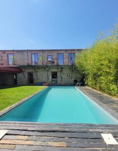 阿利若Alijó Douro House的大楼前的大型蓝色游泳池
