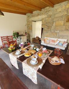 阿利若Alijó Douro House的客厅配有餐桌和食物