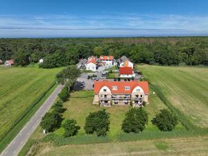 登霍伦Appartementen Bos en Duin Texel的地面上大房子的空中景观