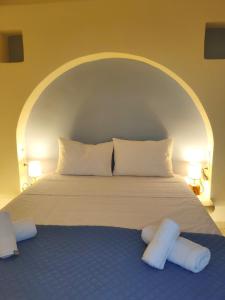 IstérniaAelia Mare Penthouse的一张带两个枕头的大白色床