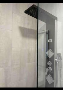 费城Private Luxe Room A Hidden Gem With Private Bath & Kitchen的浴室里设有玻璃门淋浴