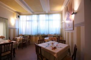 皮恩扎阿菲塔卡米尔达尔法尔科旅馆的一间带桌椅的用餐室和窗户。