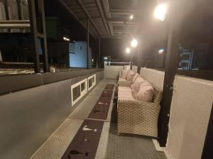 玉里镇玖壹零城东馆民宿的建筑物酒吧的一张沙发