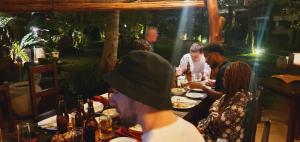 阿努拉德普勒赫拉迪夫酒店 的一群坐在餐桌上吃食物的人