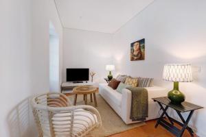 阿尔科谢蒂Casa da Praia的客厅配有白色沙发和电视