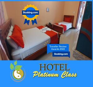 新洛哈Hotel Platinum Class的一间设有两张床的酒店卧室和一间酒店浴室。