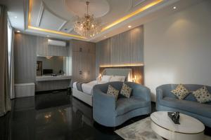 塔伊夫Arayik Resort的一间卧室配有一张床、一张沙发和一把椅子