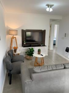 门多萨Lumiere Apartments - Confortable Departamento en Complejo Residencial的带沙发和电视的客厅