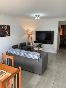 门多萨Lumiere Apartments - Confortable Departamento en Complejo Residencial的带沙发和平面电视的客厅