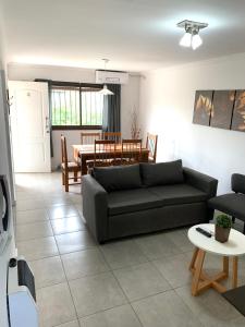 门多萨Lumiere Apartments - Confortable Departamento en Complejo Residencial的客厅配有沙发和桌子