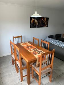 门多萨Lumiere Apartments - Confortable Departamento en Complejo Residencial的木制用餐室配有桌椅和沙发