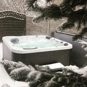 斯蒂格纳Pueblo Apartamenty的雪覆盖的院子里的热水浴池