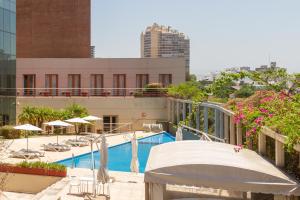 科尔多瓦Quinto Centenario Hotel的享有大楼顶部游泳池的景色