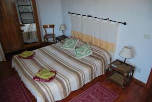 BolotanaB&B Baddesalighes的一间卧室配有一张带两个枕头的床