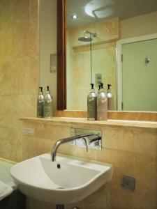 牛津贝尔及拉吉德员工酒店的一间带水槽和镜子的浴室