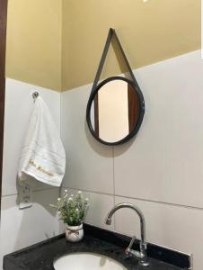 瓜吉鲁POUSADA SOLAR DOS MOREIRAS的浴室设有水槽和墙上的镜子