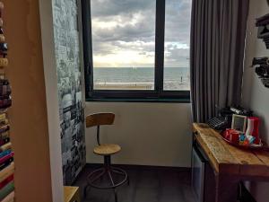 里乔内皮尔拉酒店的客房设有书桌和享有海滩景致的窗户。