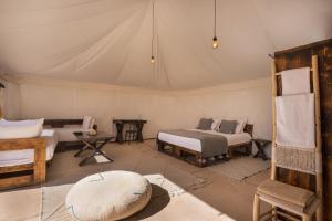 El KariaOxygen Lodge Agafay的一间设有两张床和帐篷的房间