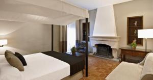 弗龙特拉堡拉阿尔莫雷玛酒店的一间卧室配有一张床和一个壁炉
