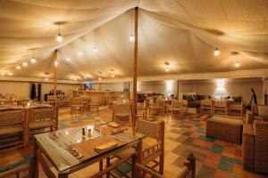 El KariaOxygen Lodge Agafay的餐厅内带桌椅的帐篷