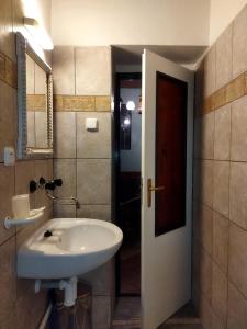 皮塞克凯德酒店的浴室设有白色水槽和镜子