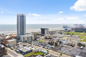 大西洋城5BR Beach Block Orange Loop Steps from Boardwalk的城市的空中海景