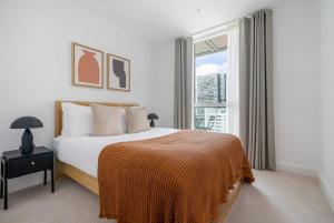 伦敦ShyTower的一间卧室设有一张床和一个大窗户
