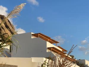 米克诺斯城Calistus Mykonos的白色的建筑,有蓝色的天空