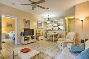 劳德代尔堡Ft Lauderdale Area Condo - Walk to Beach and Shops!的带沙发和电视的客厅