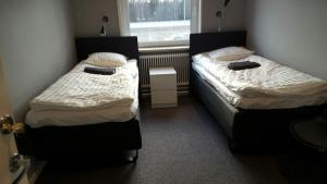 BygdeåMotell Trafikanten的小型客房 - 带2张床和窗户