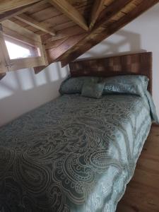 拉斯特拉纳斯Doña Mayra Aparta Hotel的卧室内的一张床铺,设有木制天花板